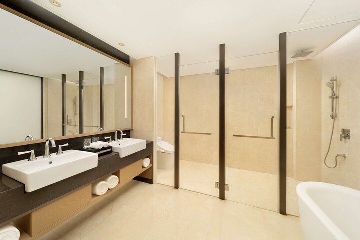 Room 33 of 62