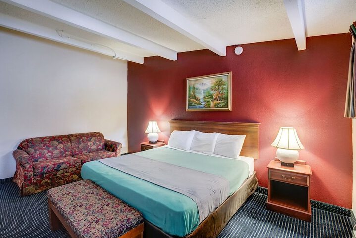 1 King Bed (3 of 5)