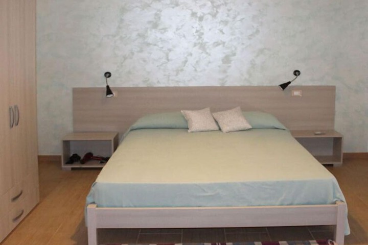 Room 9 of 80
