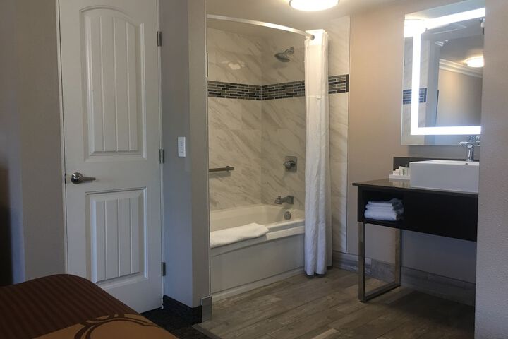 Deluxe King Bed Jetted Tub (13 of 16)