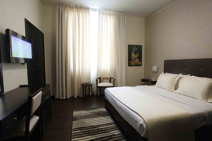 Room 4 of 13