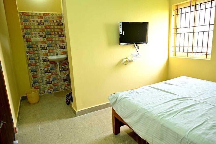 Room 4 of 25