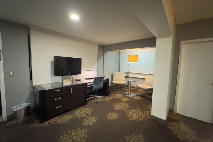 Room 11 of 11