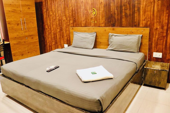 Room 8 of 33