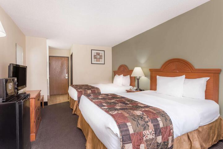 1 Queen Bed Mobility Room (5 of 12)