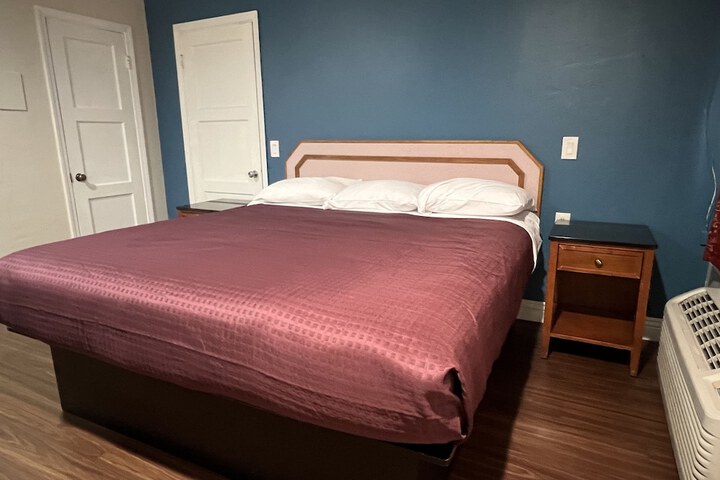 Deluxe King Bed (9 of 28)