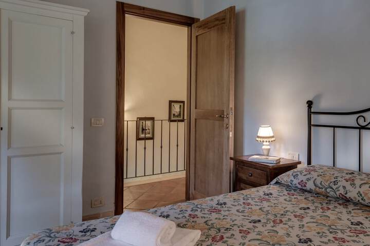 Room 2 of 211