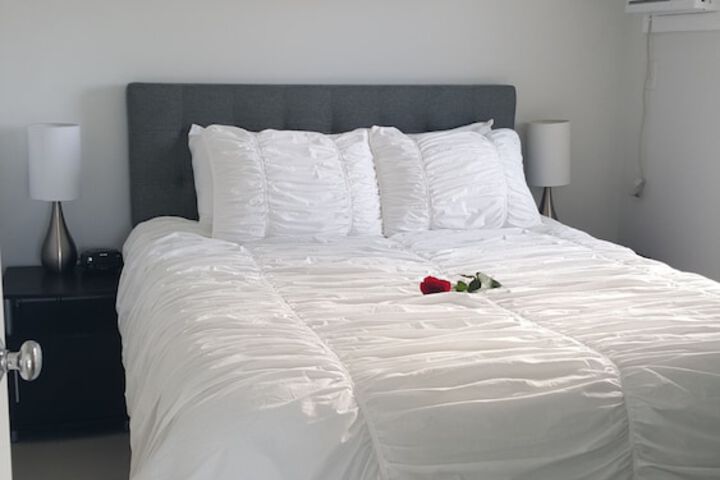 1 Queen Bed (16 of 25)