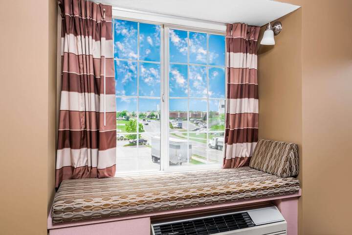 1 Queen Bed Accessible Room (13 of 20)