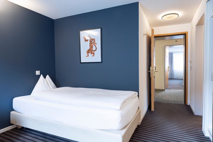 Room 12 of 32