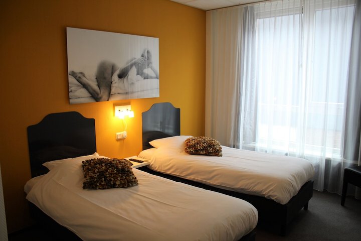 Room 6 of 33