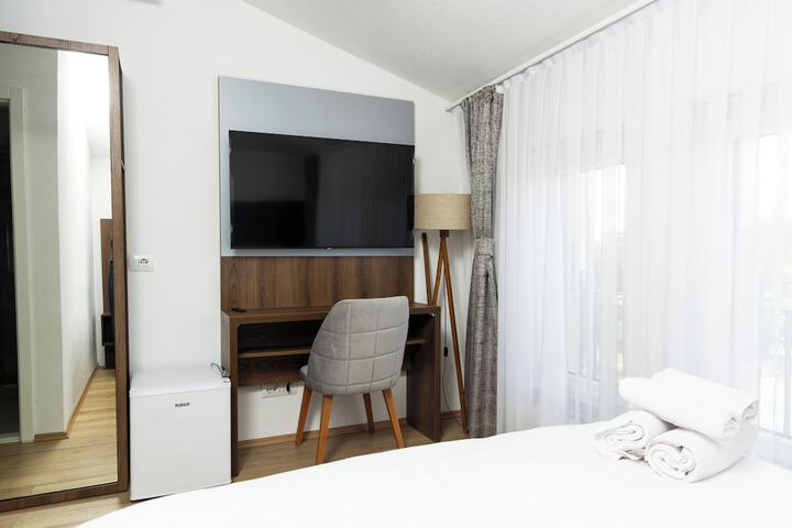 Room 2 of 27