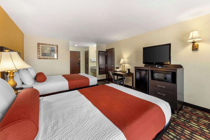 2 Queen Beds High Speed Internet Accessible Microwave and Refrigerator Pet Friendly Room Fu (4 of 11)