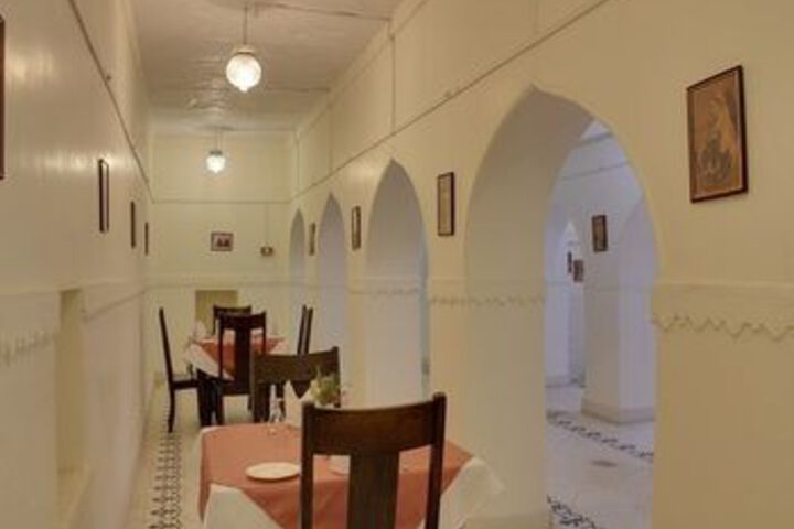 Dining 8 of 21