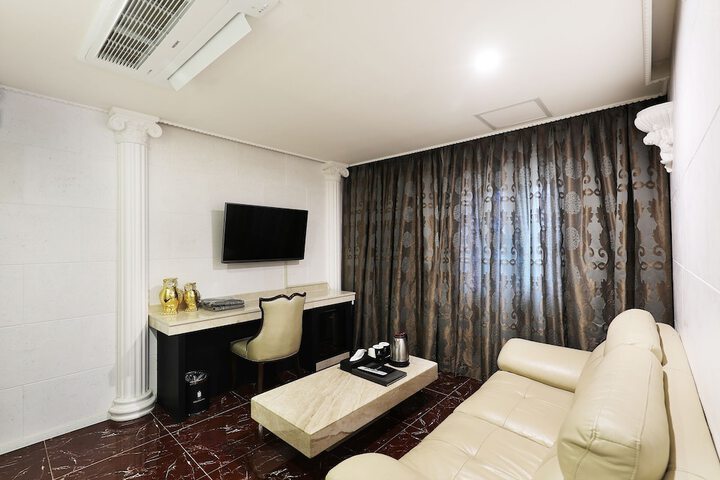 Room 29 of 49