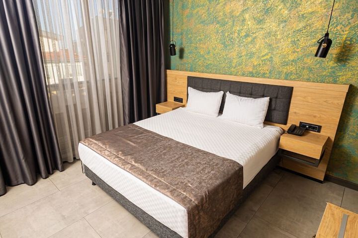 Room 10 of 93