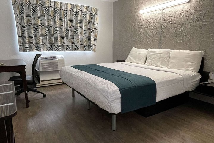 1 Queen Bed Mobility Accessible Tub (1 of 5)
