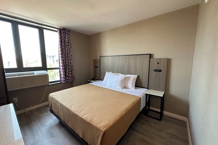 Standard Single King Bed (1 of 12)
