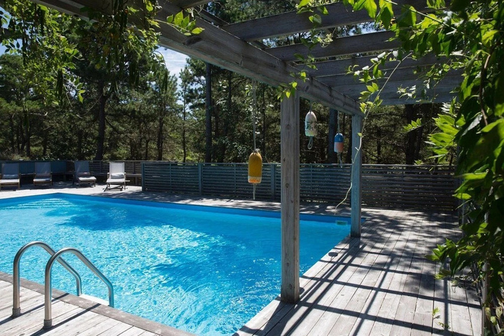 Pool 10 of 18