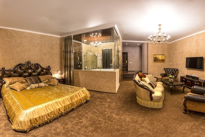 Room 10 of 42