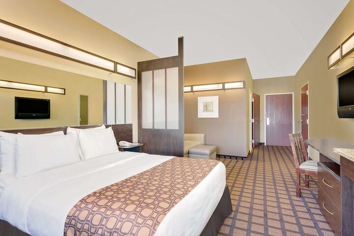 1 Queen Bed Accessible Room (4 of 19)