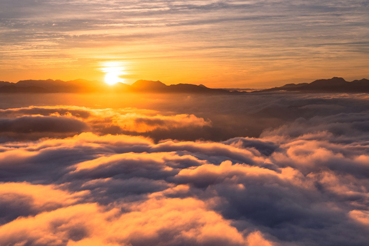 ・A sea of clouds can sometimes be seen in Shiga Kogen, which is located at a high altitude.