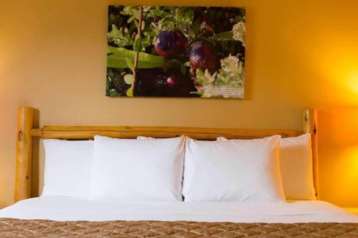 1 King Bed (2 of 8)