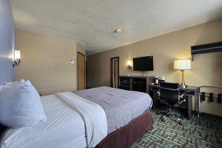 1 Queen Bed (6 of 14)