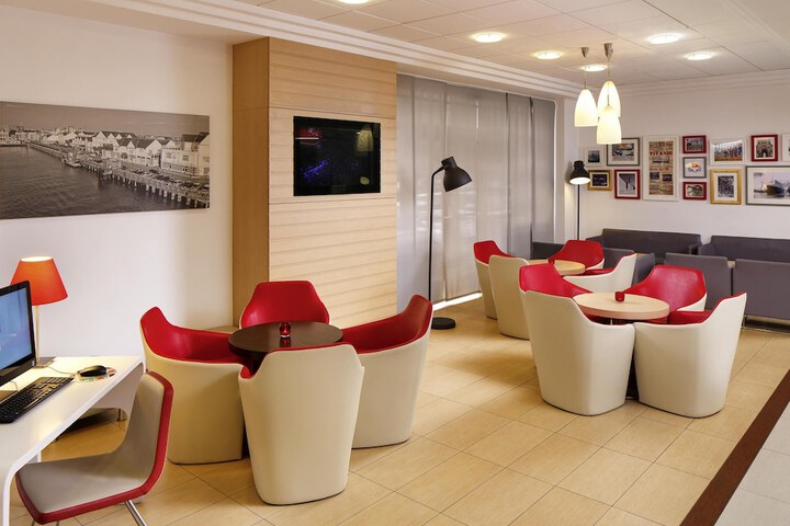 Lounge 38 of 49
