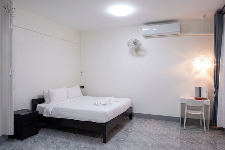 Room 27 of 272