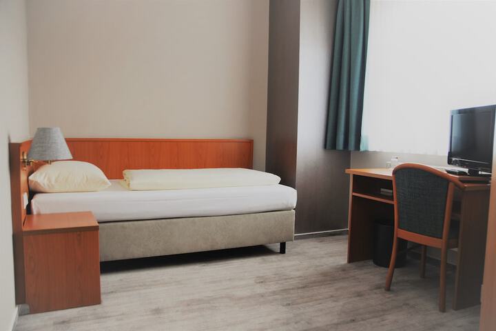 Room 3 of 34