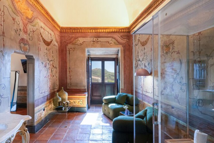 Room 28 of 183