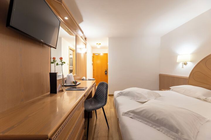 Room 51 of 180