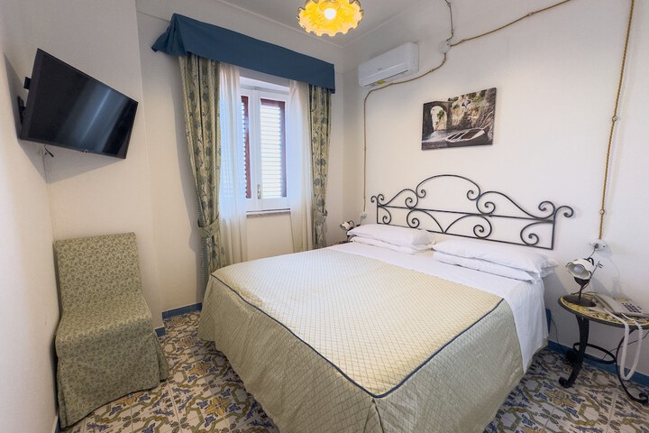 Room 34 of 147
