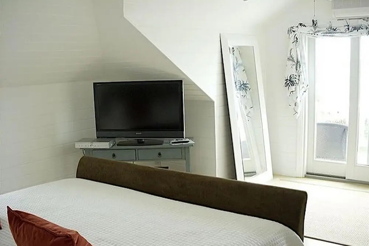 Room 4 of 18
