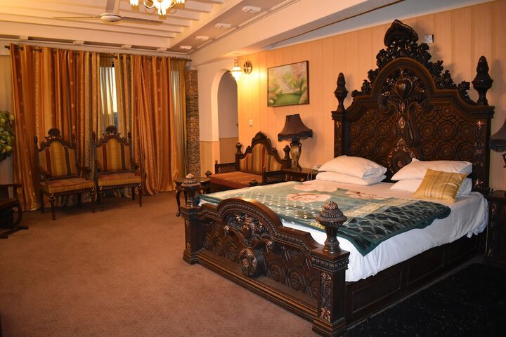 Room 4 of 8