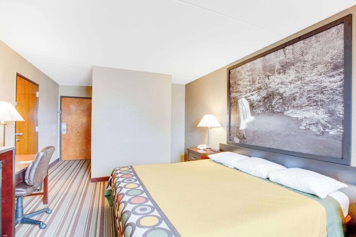1 King Bed (5 of 9)