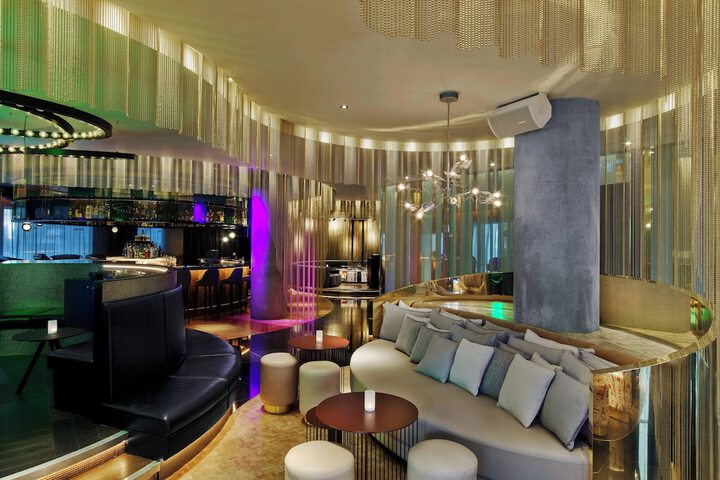 Lounge 136 of 161
