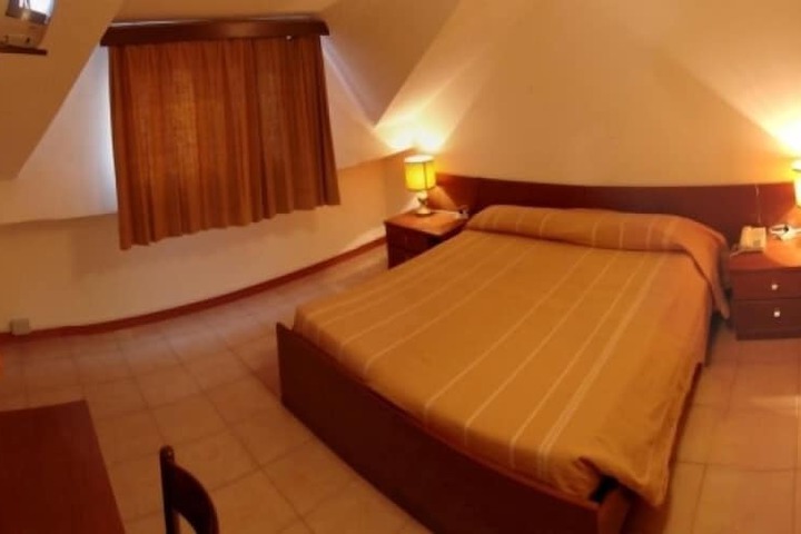Room 10 of 29