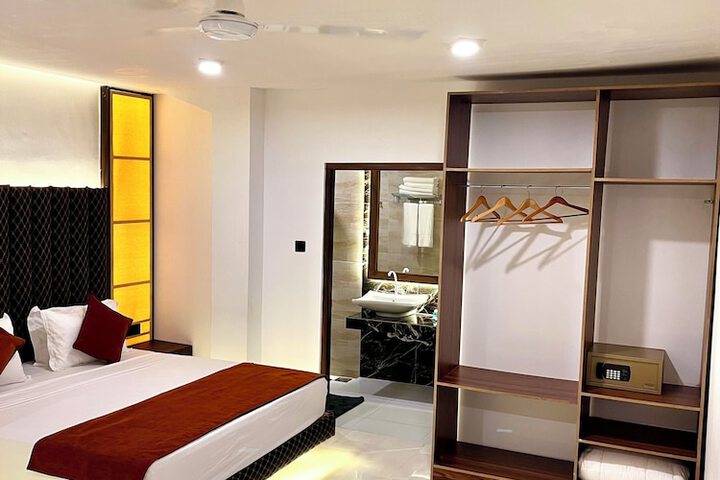 Room 4 of 33