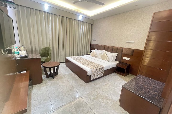Room 10 of 29