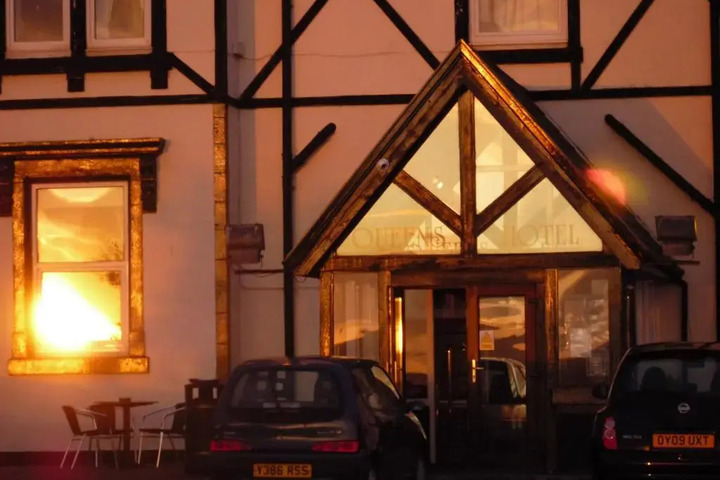 QUEENS HOTEL