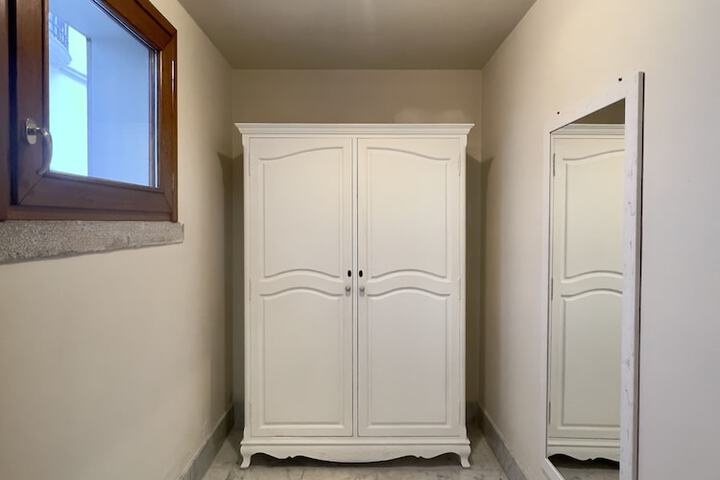 Room 33 of 86