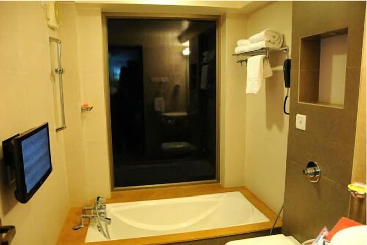 Deep soaking bathtub