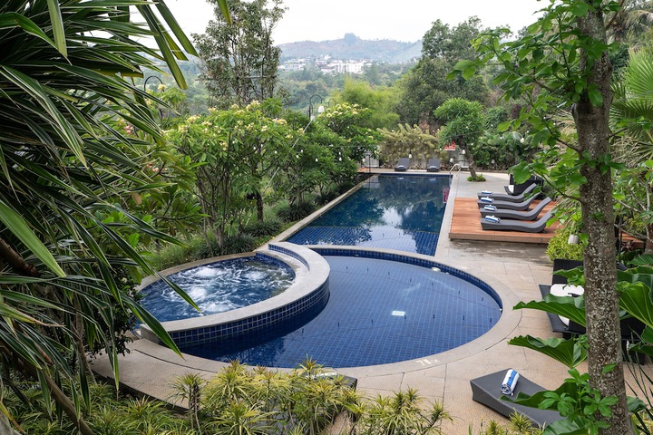 Hotel Pool