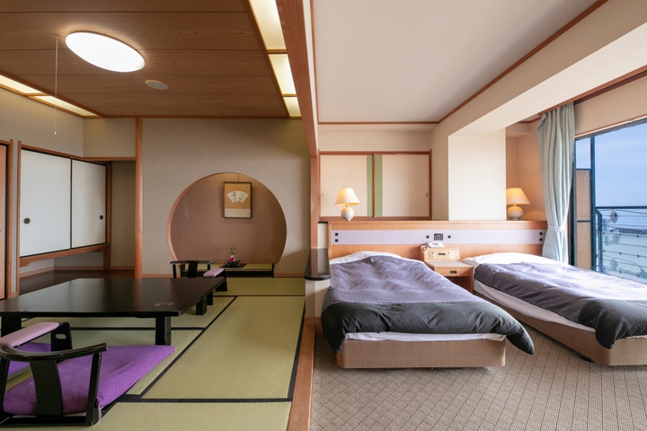 Room 4 of 16