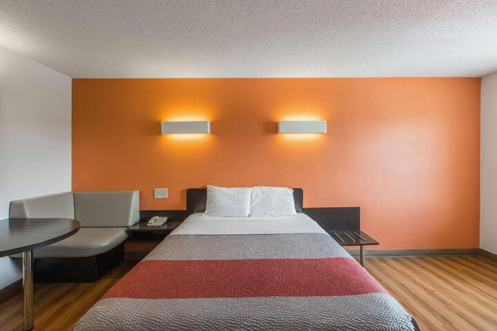 1 Queen Bed (7 of 7)