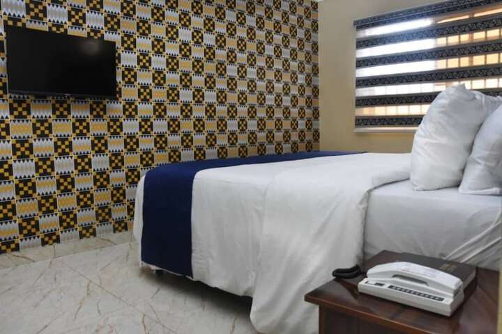 Room 16 of 38