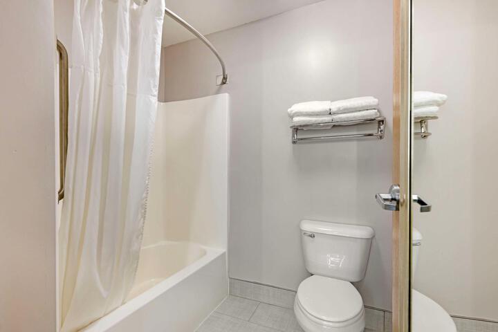 2 Queen Beds Microwave and Refrigerator WiFi Full Breakfast (5 of 6)