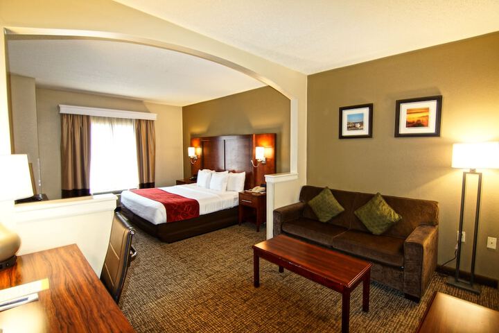 1 King Bed Suite (24 of 25)